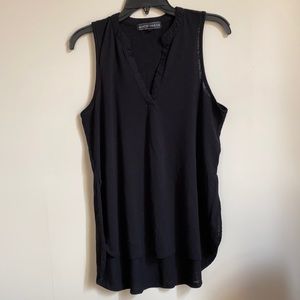 ⭐️Black Sleeveless Top w Round Hemline & side slit